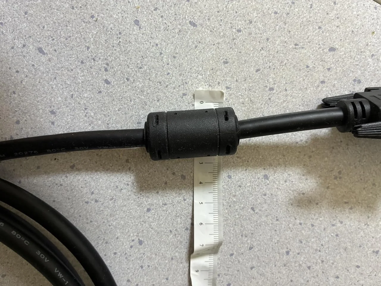 AmazonベーシックDVI-Dケーブルを定規と並べて太さを確認した写真。