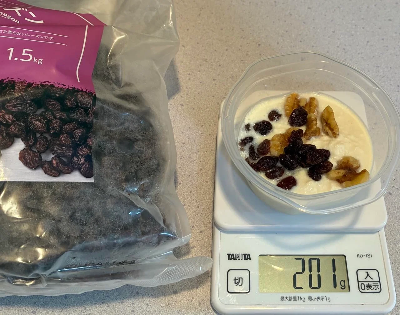 ヨーグルトとくるみにby Amazonドライレーズンを加えた朝食例。