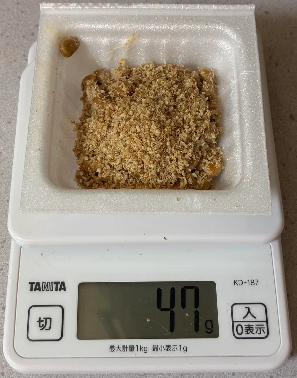 納豆にすった有機いりごま金をかけた使用例。