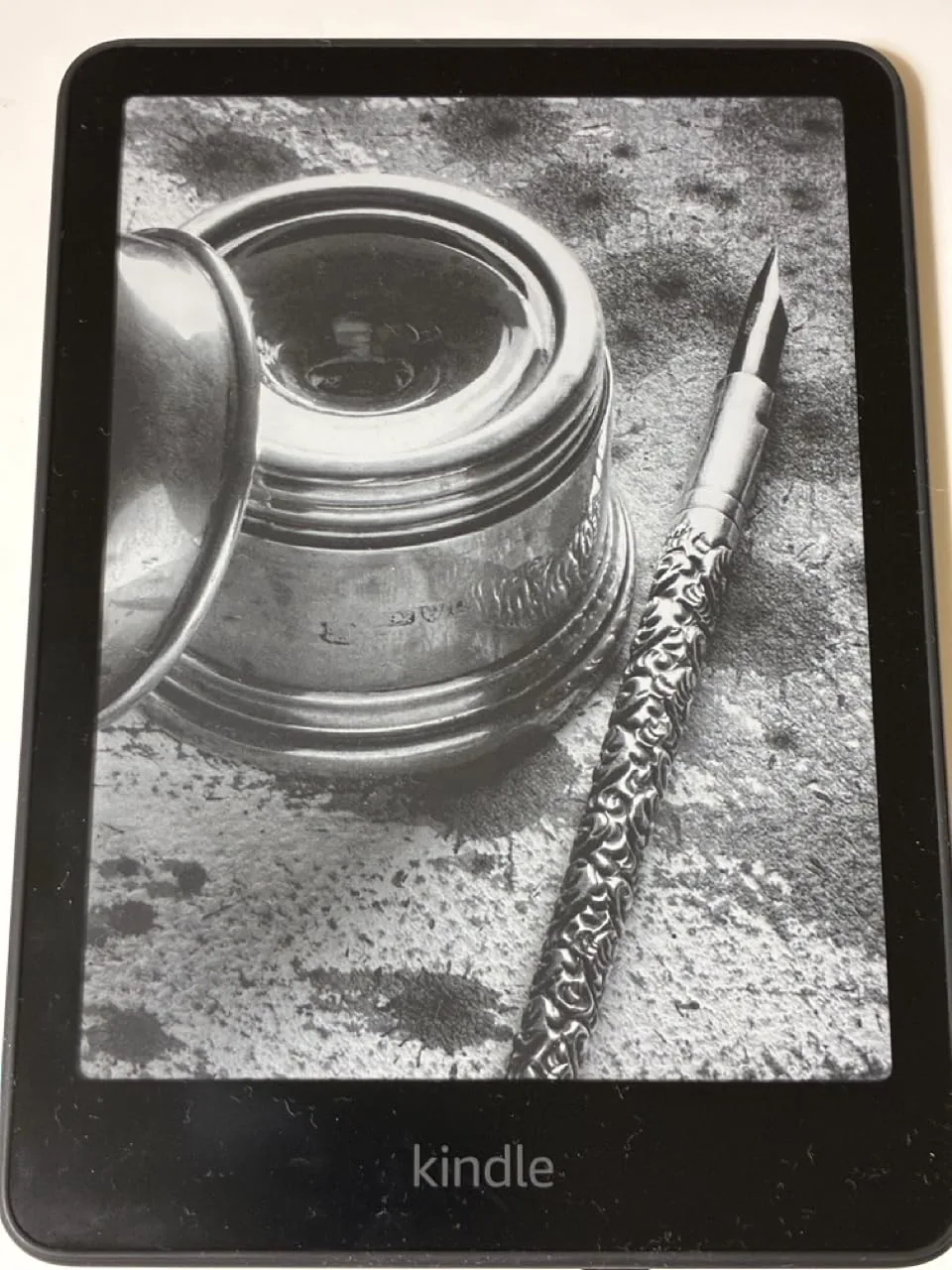 モノクロの読書画面を表示したKindle Paperwhite第12世代の正面。