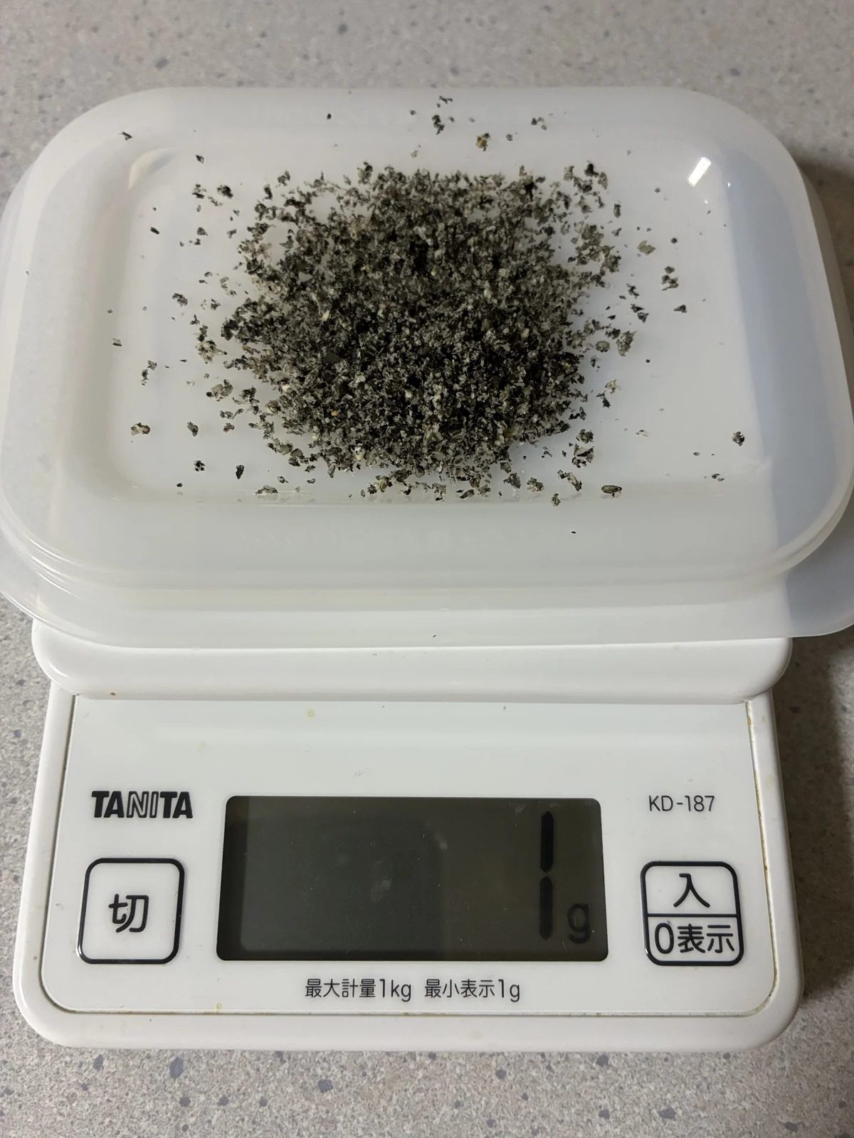 京セラCM-10N-YLで擦った後の黒いりごま。粒が砕かれ、細かな粉と薄片になっている。
