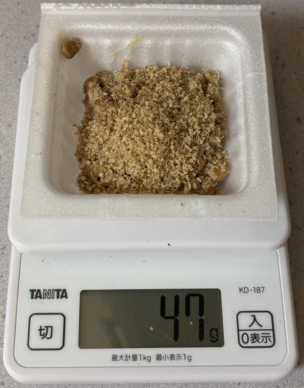 京セラCM-10N-YLで擦ったごまを納豆にかけた使用例。