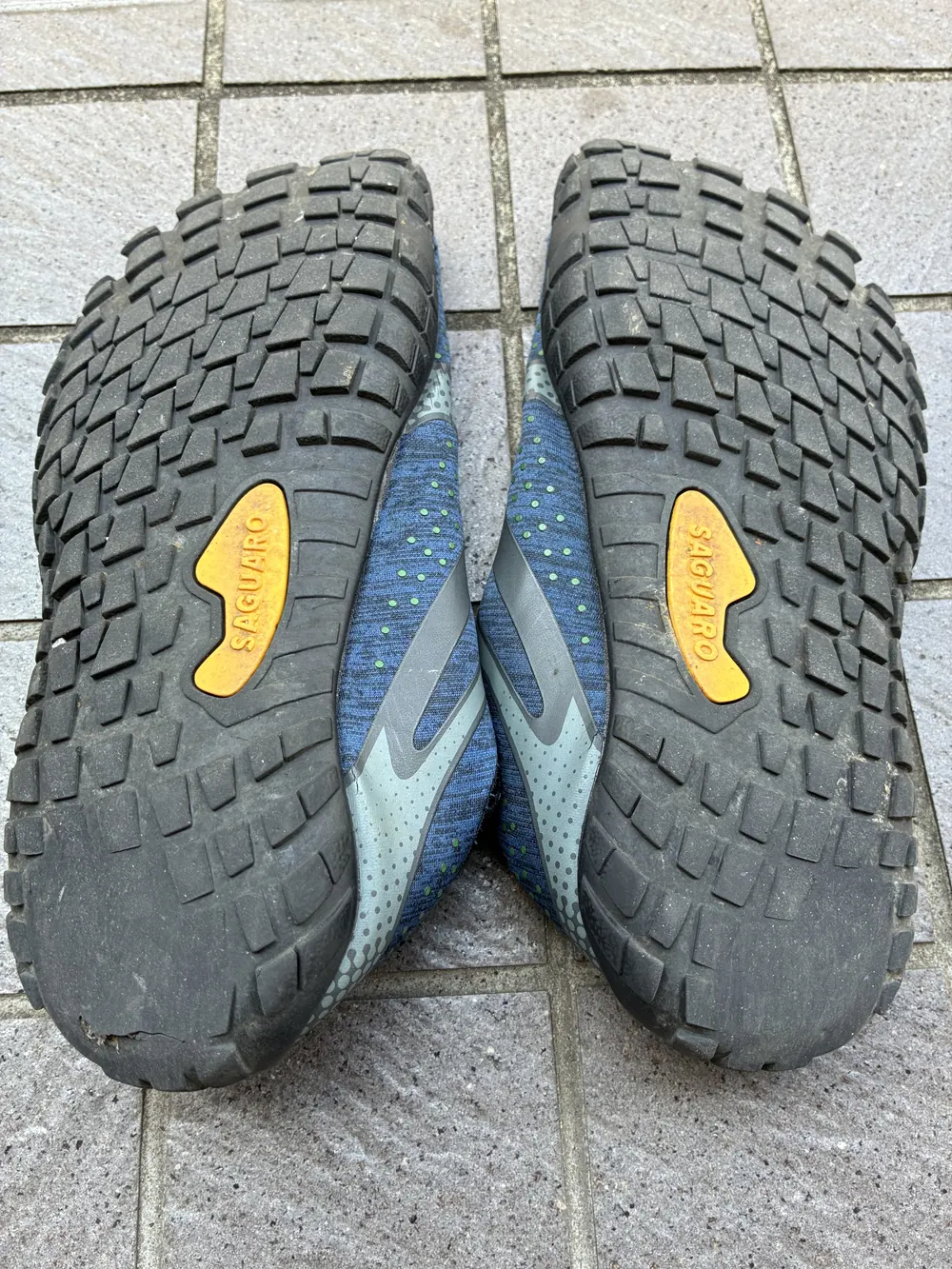 約400km使用したSAGUAROベアフットシューズの靴底全体。両足とも踵側が大きく摩耗している。