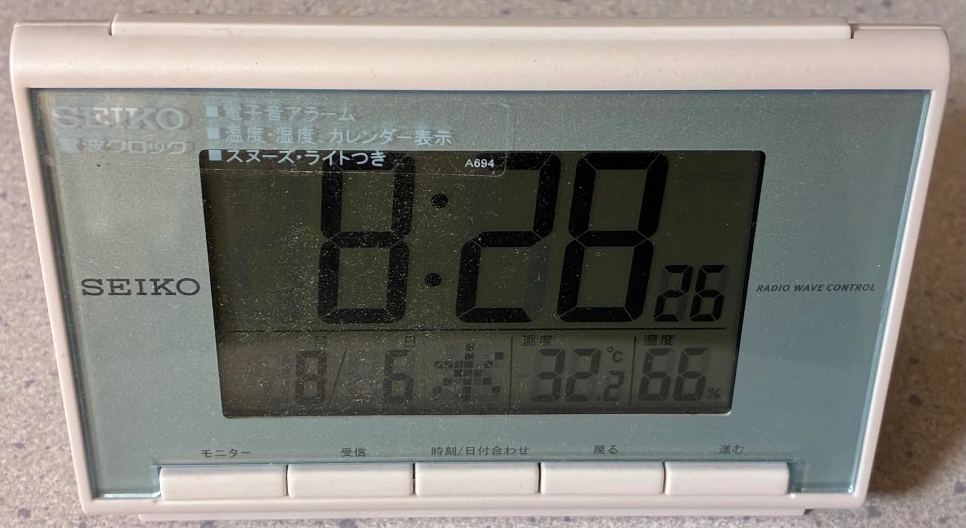時刻、日付、曜日、温度、湿度を一画面で表示するセイコーSQ698L。