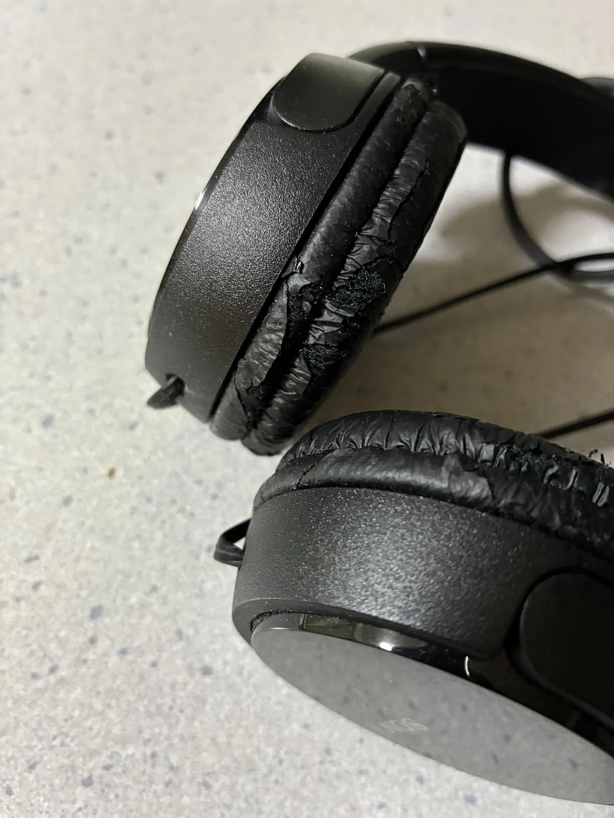 約5年後に表皮が大きく裂れたMDR-ZX110のイヤーパッド。