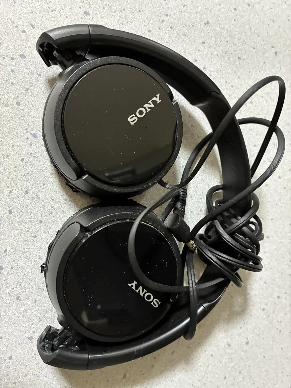 約5年後のソニーMDR-ZX110を折りたたんだ全体写真。